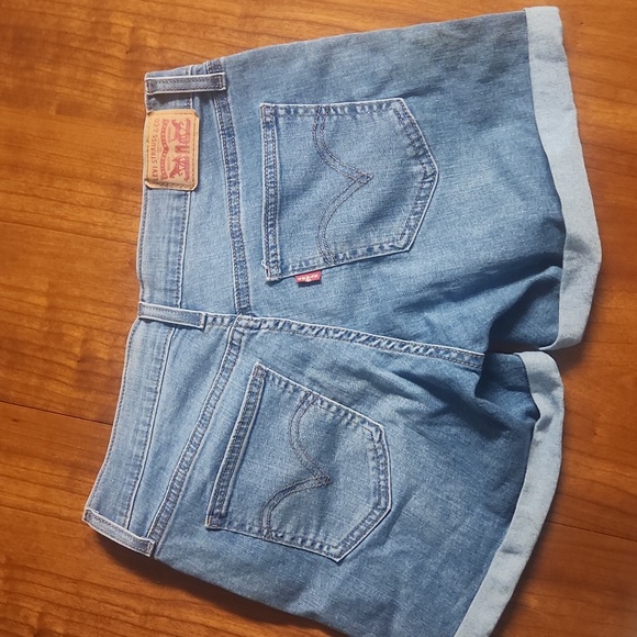 Levi's Women's Jean Short - size 28 - Picture 2 of 8